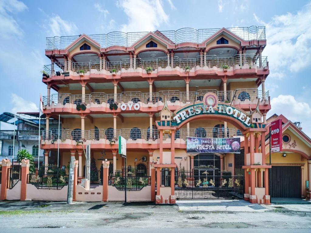 Oyo 1140 Hotel Tresya Tanjung Balai Tanjungbalai Esterno foto